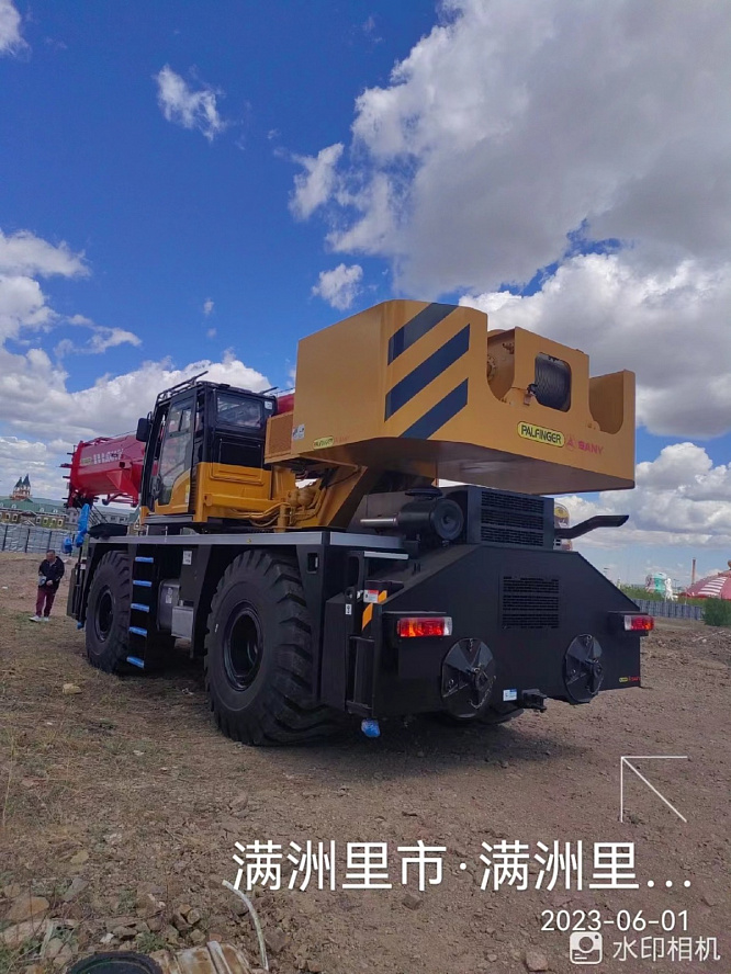 Короткобазный кран SANY SRC1100T