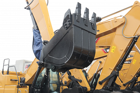 Экскаватор гусеничный SANY SY215C с длинной стрелой Long Reach