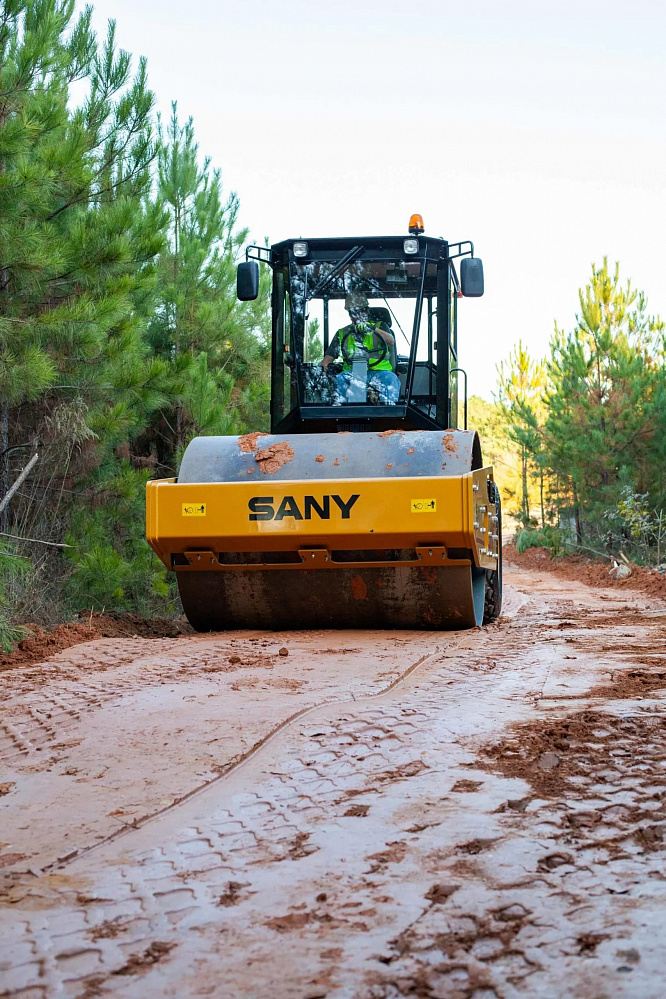 Каток грунтовый SANY SSR140C-8