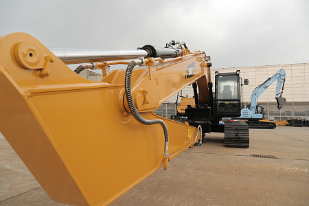 Экскаватор гусеничный SANY SY215C с длинной стрелой Long Reach